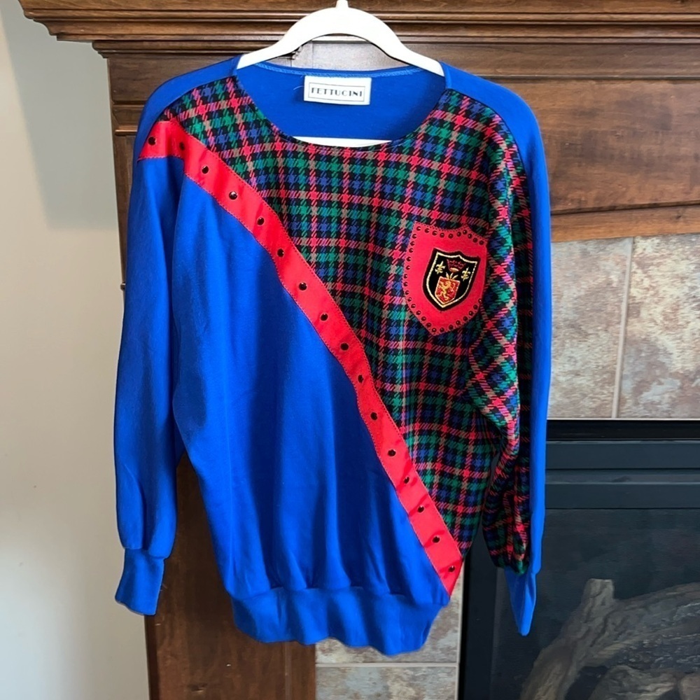 Vintage lightweight sweatshirt top preppy country club coat of arms studded M/L